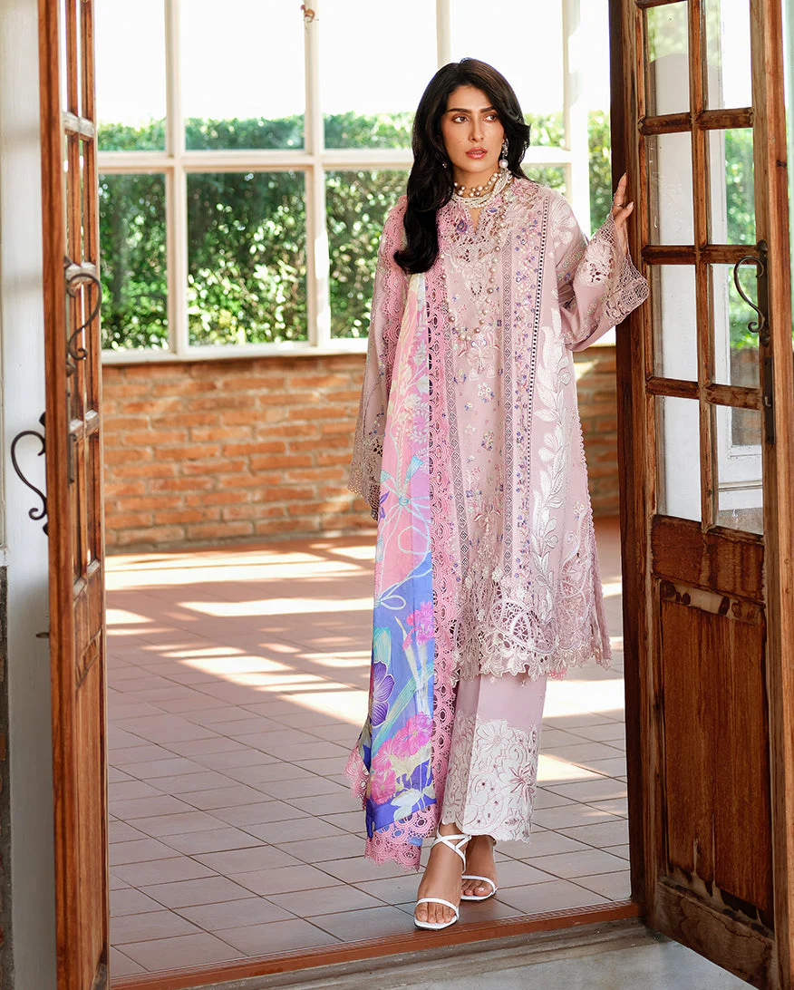 Mushq Amoi luxury lawn 26 held by love